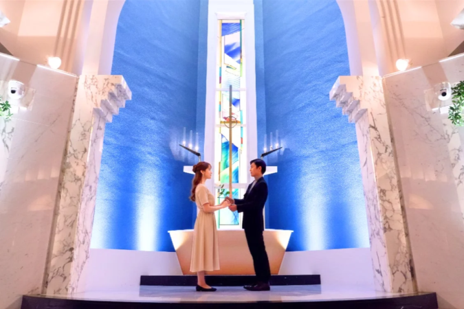 チャペルで向き合うカップル