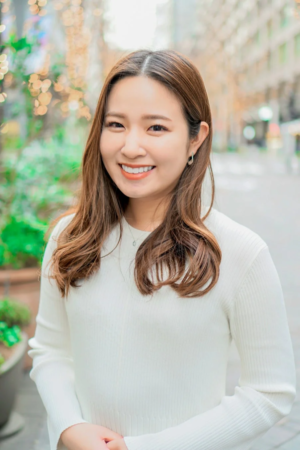 笑顔の女性のプロフィール写真