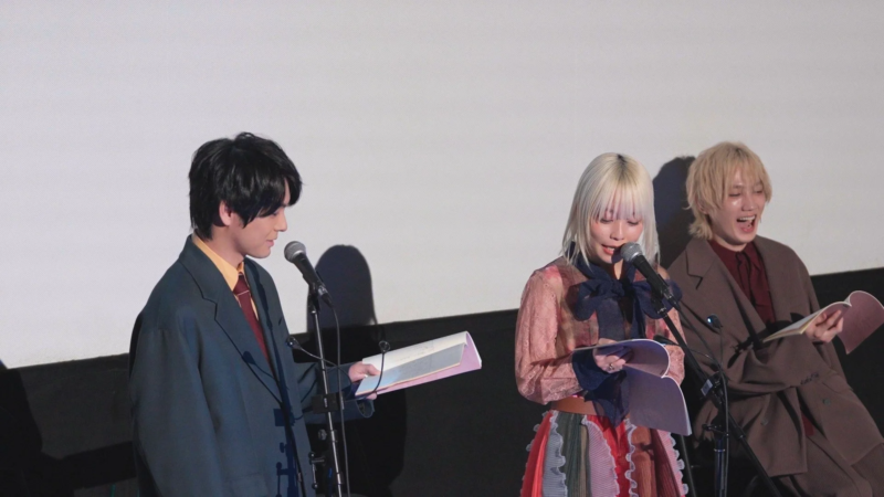 マイクを持つ3人、笑顔