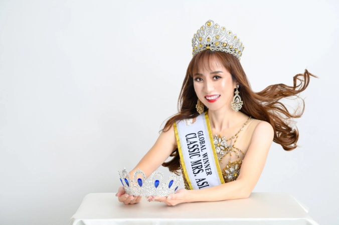 豪華なティアラとサッシュを身につけた吉野麻衣子氏