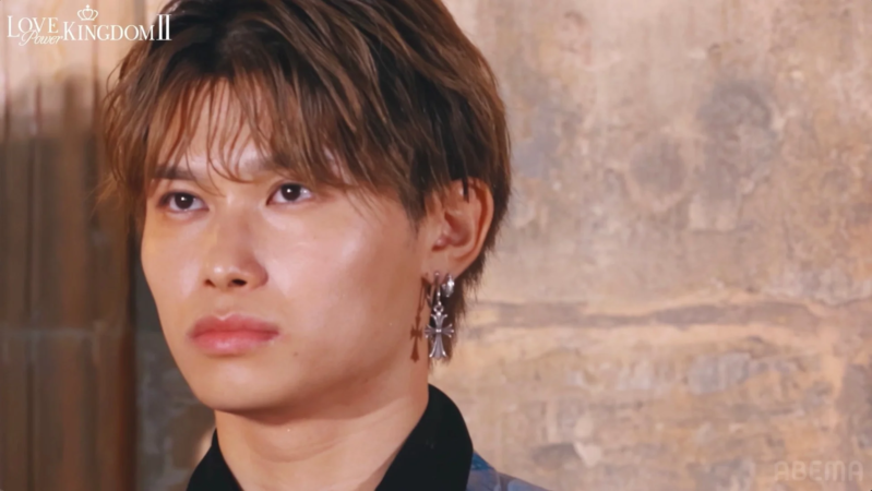 真剣な表情の男性