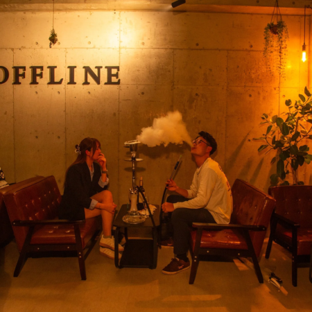 デートでシーシャを楽しむ様子