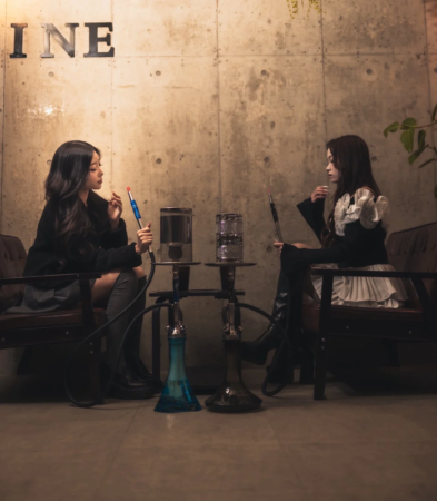 友人同士でシーシャを楽しむ女性たち