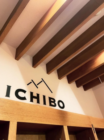 ICHIBOのロゴサインがあるモダンな内装