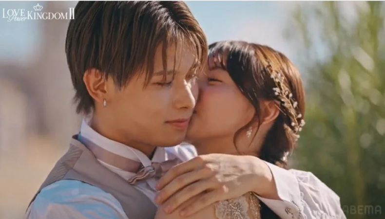 かのがたいせいの頬にキスをしている様子