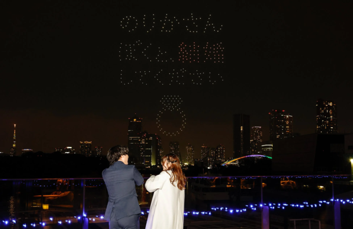ドローンショーでプロポーズのメッセージが映る様子