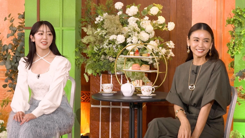 アフタヌーンティーを楽しむ滝沢眞規子さんと今泉佑唯さん