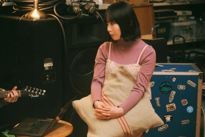 女性と音楽機材