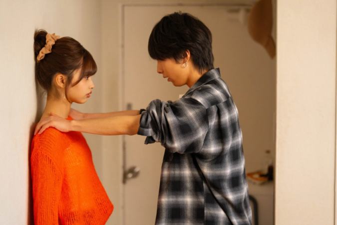 壁ドン風、親密な男女