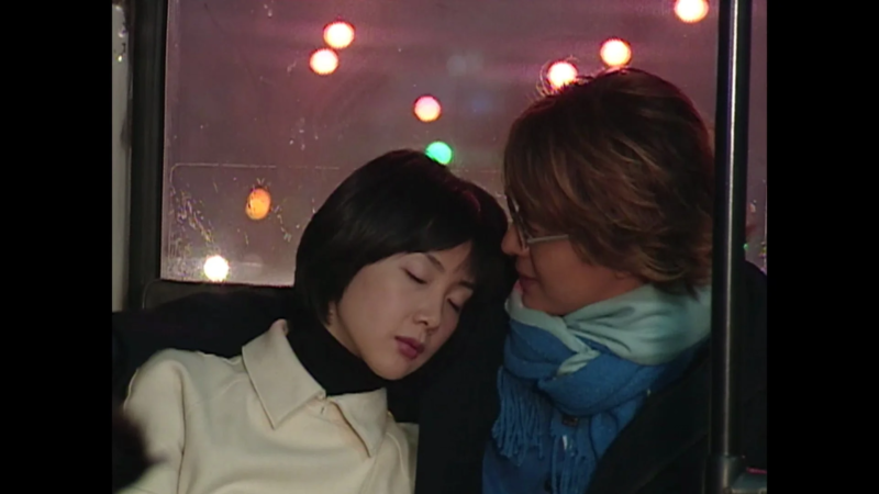 車内で寄り添う男女