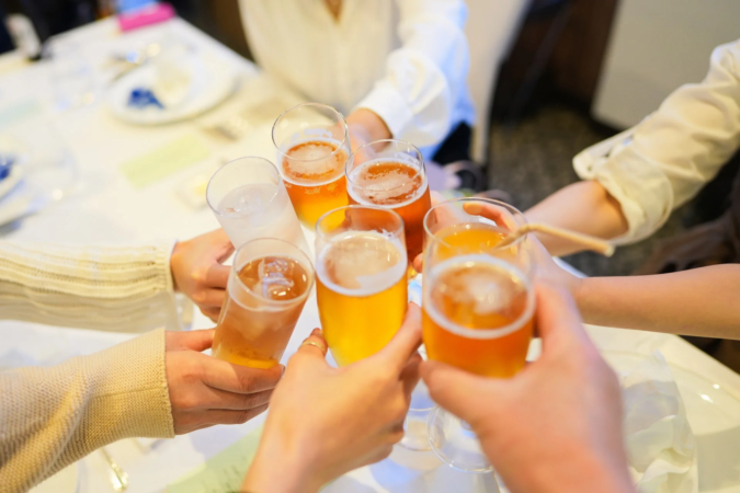 グラスを手に乾杯している様子