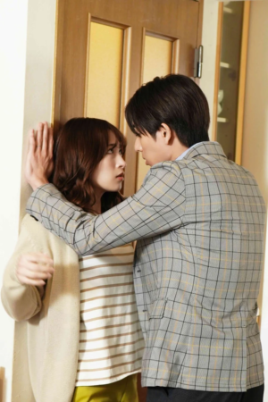 壁ドンをする男性と驚く女性