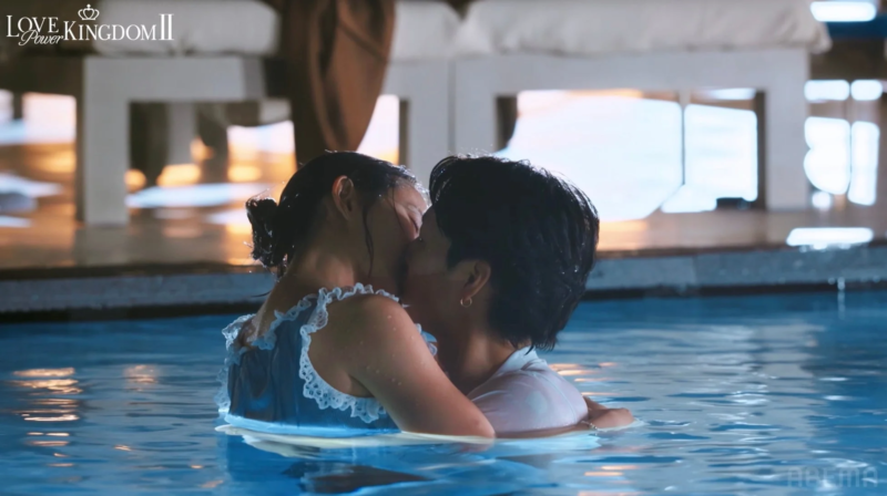 水中でキスするカップル