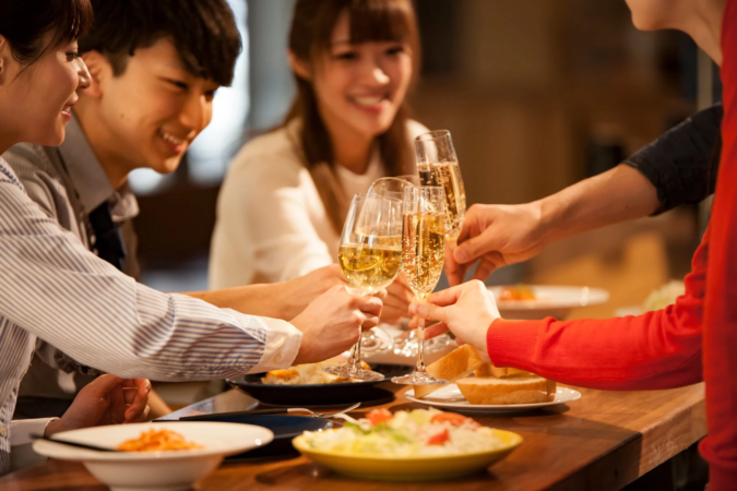 乾杯している若者たち