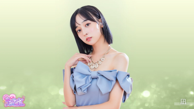 淡いグリーンの背景に、水色のオフショルダードレスを着た若い女性が写っています。