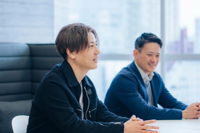 オフィスで打ち合わせをしている2人の男性