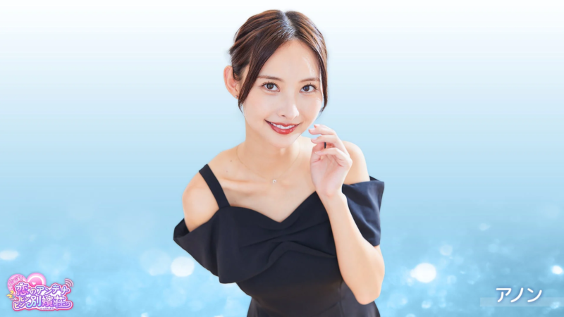 黒いオフショルダードレスを着た日本人女性が、優しい笑顔でカメラを見つめるポートレート。