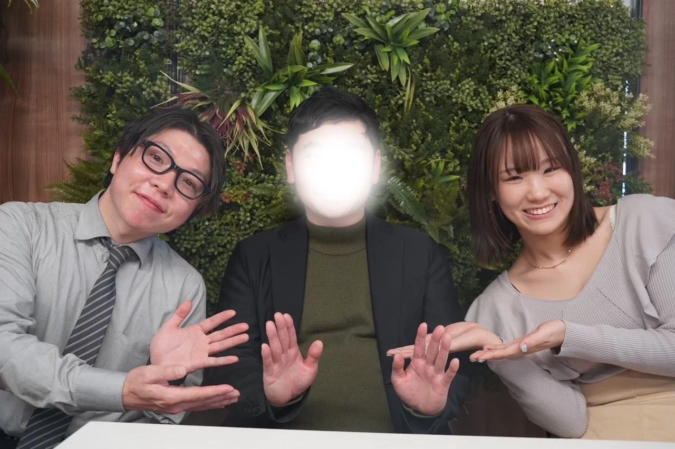 笑顔で談笑する3人の男女