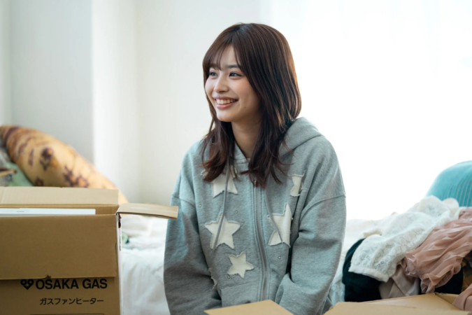 女性、笑顔、パーカー、荷解き