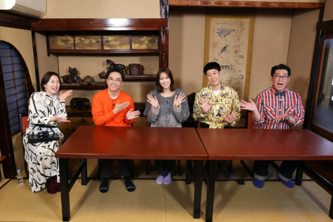 和室で談笑する出演者たち