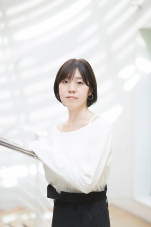 ショートヘアのアジア人女性、島本理生さんのポートレート