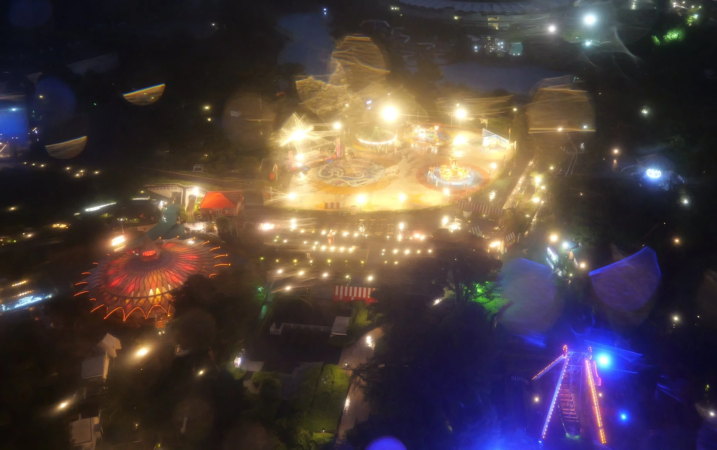 夜の遊園地を上空から撮影