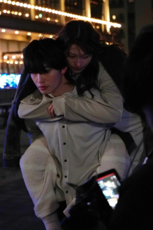 夜景を背景におんぶするカップル