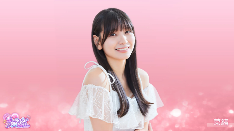 ピンクの背景の前で、白いオフショルダーの服を着た若い女性が笑顔でカメラを見つめています。