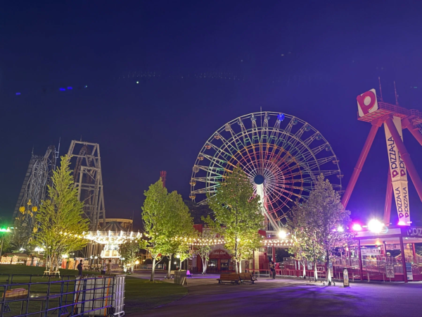 夜の遊園地のアトラクション