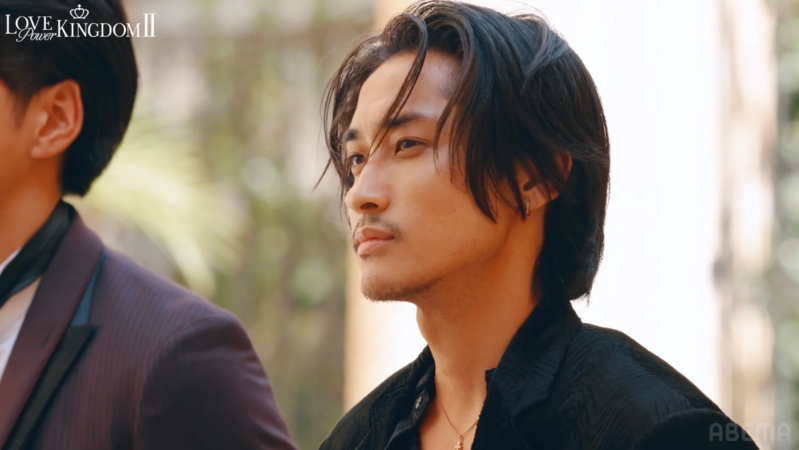 長髪と顎髭が特徴的な若い男性の横顔