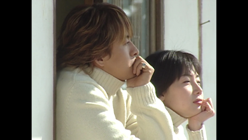 窓辺に立つ男女の横顔