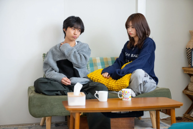 カップル、ソファ、不機嫌そう