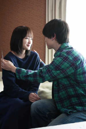 笑顔で寄り添う男女