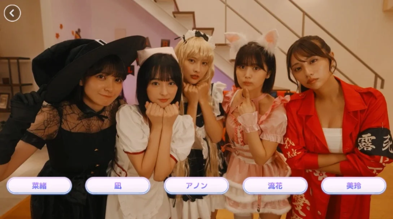 魔女、メイド、猫耳、ヤンキー風など様々なコスプレをした5人の日本人女性がポーズをとっています。ハロウィンパーティーのような雰囲気です。