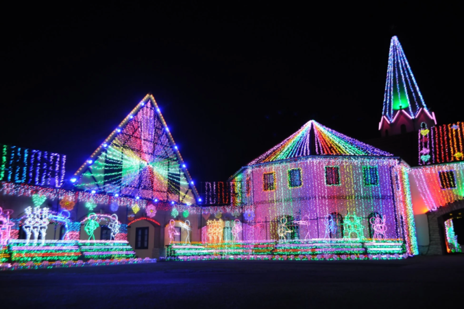 色とりどりのLEDライトで豪華に装飾された建物群のイルミネーション