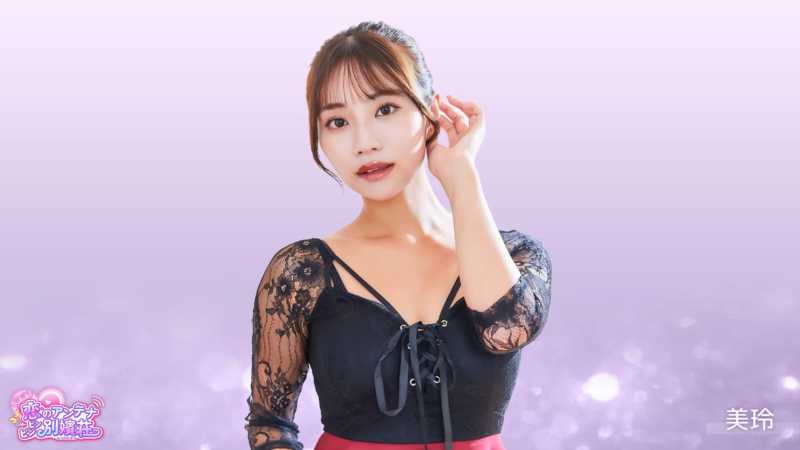 黒いレースのトップスを着た若い女性が、優雅なポーズでカメラを見つめています。