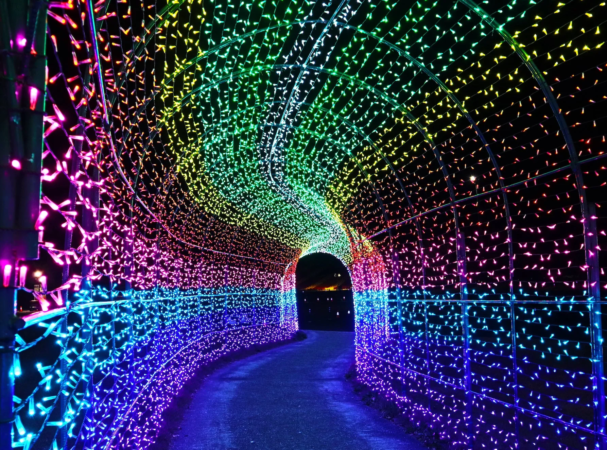 夜空に輝くカラフルな光のトンネル