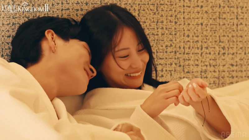 ベッドで寄り添うカップル