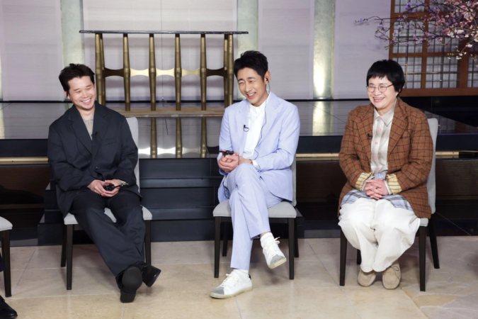 スタジオで談笑するゲスト