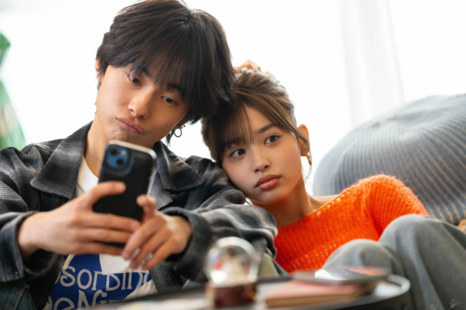 カップル、スマホ、寄り添う