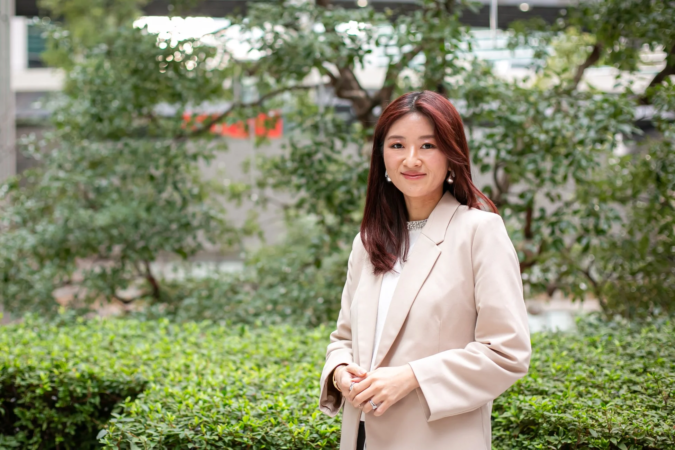 ブース出店の様子をイメージさせる女性のポートレート