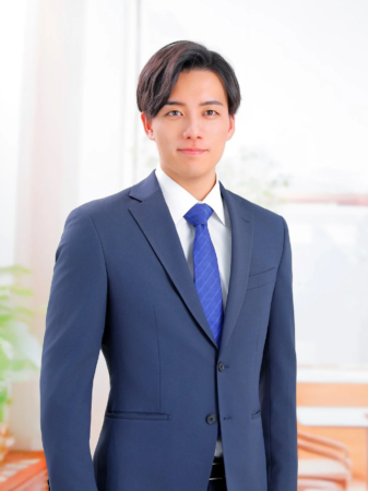 紺色のスーツと青いネクタイを着用した若い日本人男性のポートレート