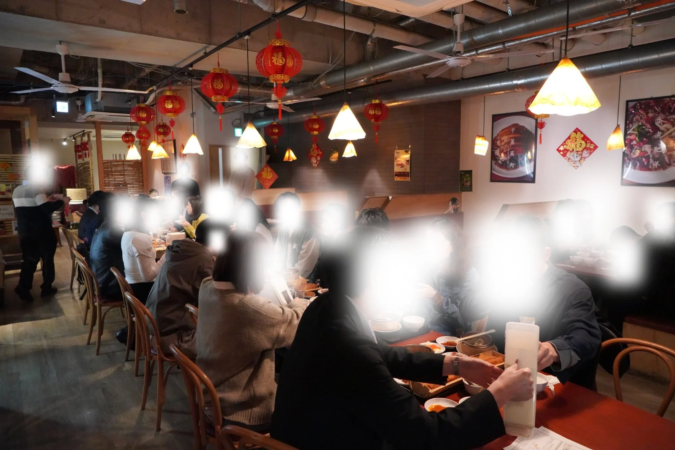 食事を楽しむ人々