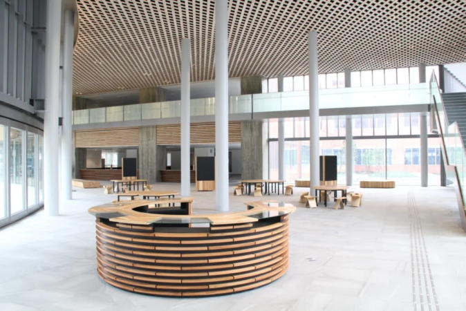 金沢市役所第二本庁舎の広々としたロビー