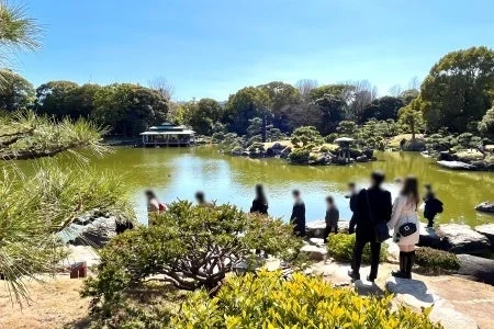 庭園に集まる人々