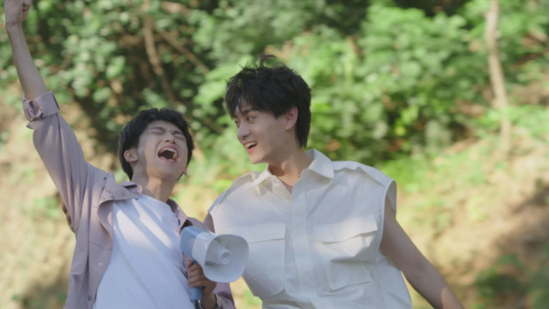 若者、男性二人組、笑顔、メガホン