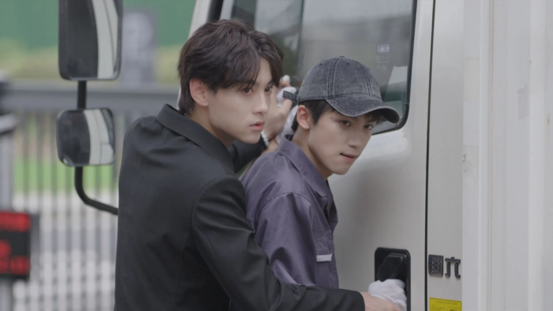 男性二人、トラック