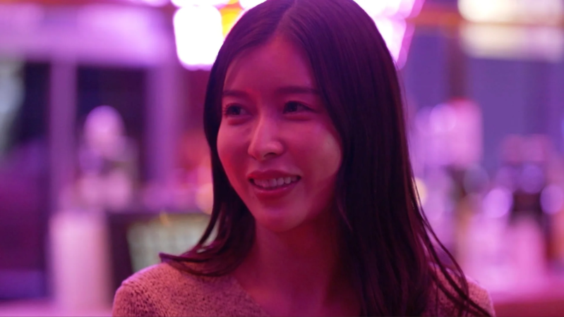 夜のペントハウスで笑顔の中野綾香さん