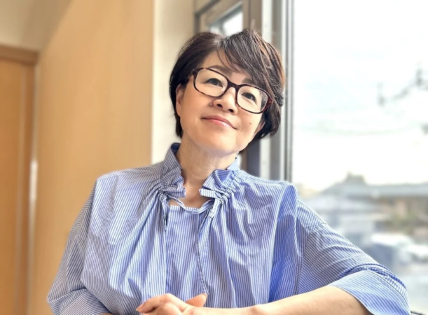 笑顔でカメラを見つめる荒木直美氏のポートレート