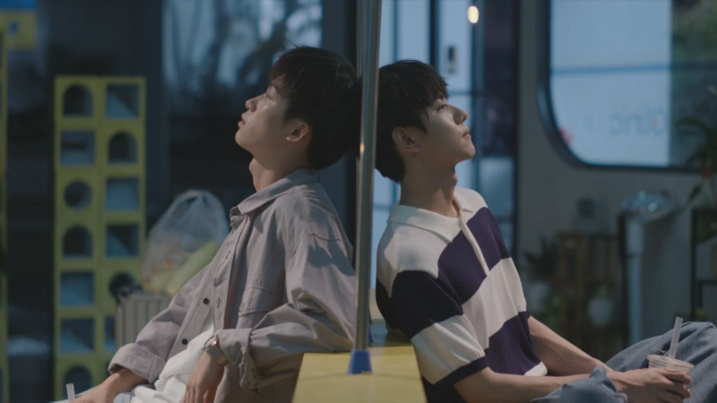 若者、男性、座る、背中合わせ